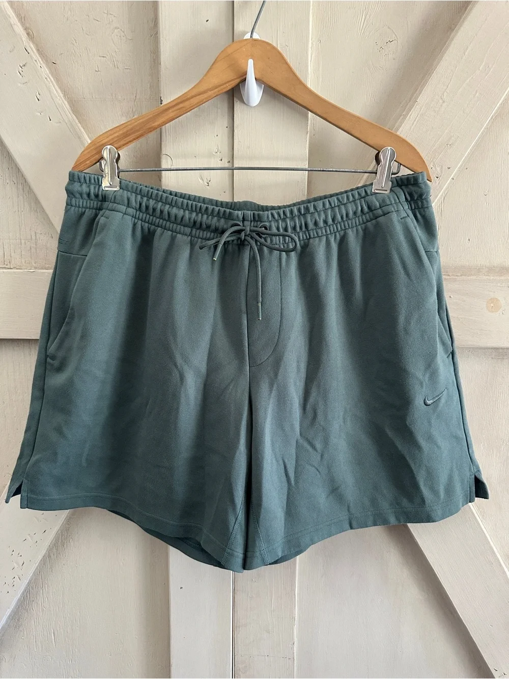Nike Dri-FIT Men’s Athletic Training Shorts Green Drawstring Zip Pockets Size L